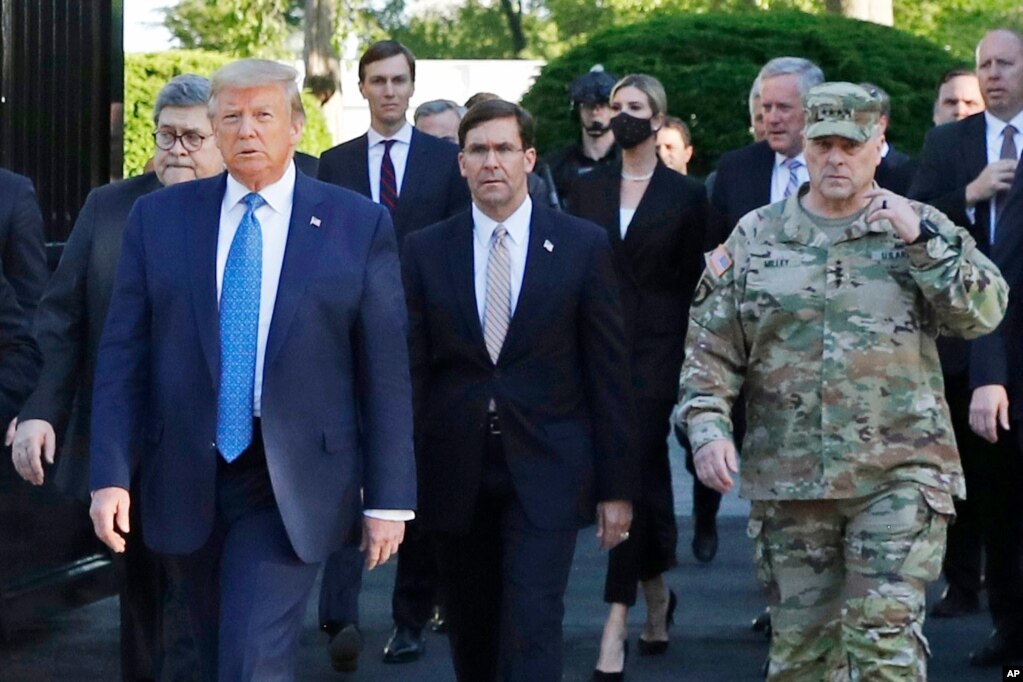 资料照片：特朗普总统在司法部长巴尔、国防部长埃斯珀和参联会主席米利等官员陪同下步行离开白宫，前往附近的圣约翰教堂。(2020年6月1日)(photo:VOA)