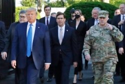 资料照片：特朗普总统在司法部长巴尔、国防部长埃斯珀和参联会主席米利等官员陪同下步行离开白宫，前往附近的圣约翰教堂。(2020年6月1日)