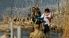 ARCHIVO - Agentes detienen a migrantes en la frontera entre Texas y México, en Eagle Pass, Texas, el 3 de enero de 2024