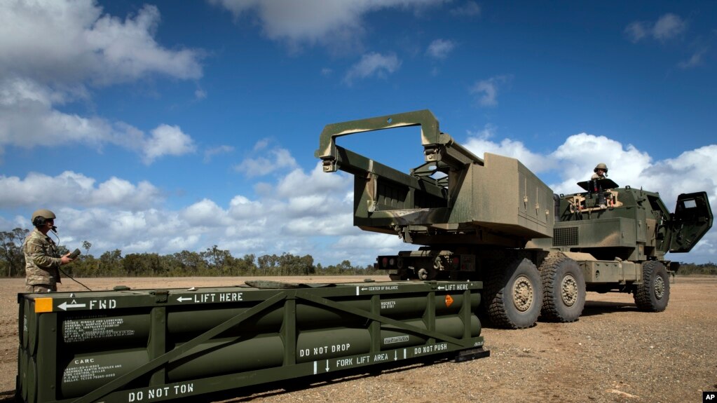 资料照片：美国陆军提供的照片显示，在澳大利亚昆士兰，美国陆军第17野战炮兵旅的军人准备把陆军战术导弹系统(ATACMS)填装入高机动性多管火箭系统(“海马斯”，HIMARS）。(2023年7月26日)(photo:VOA)