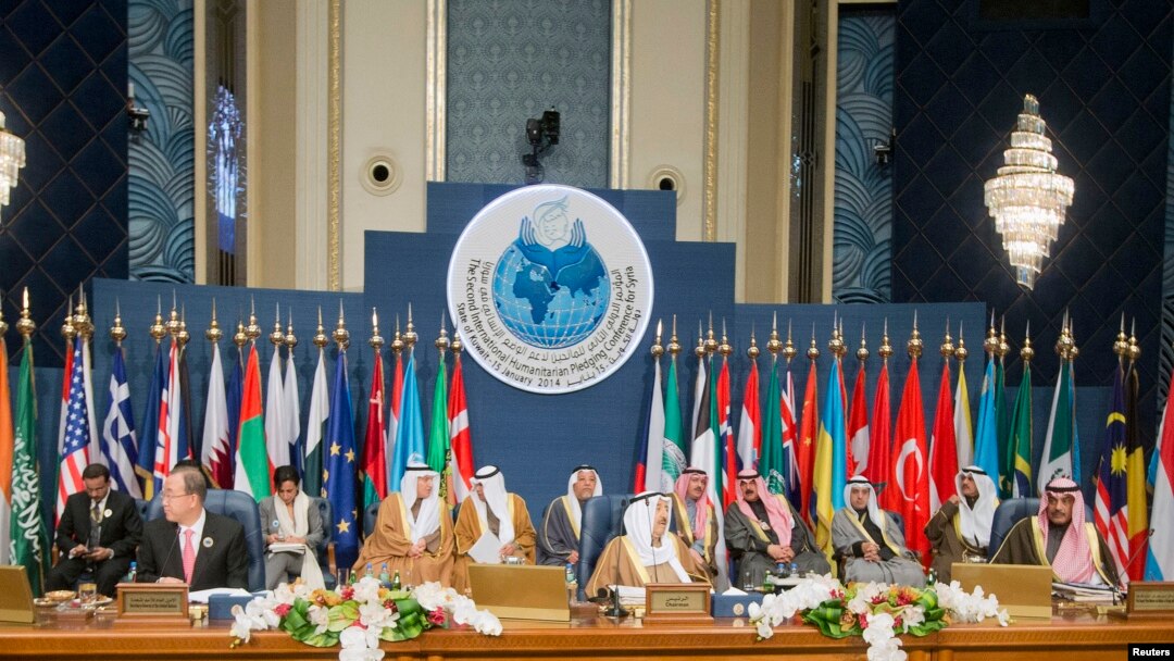 Emir Kuwait Sheikh Sabah al-Ahmed al-Sabah (tengah), Sekjen PBB Ban Ki-moon (kiri) dan Menlu Sheikh Sabah Khalid al-Hamad al-Sabah (kanan) menghadiri sesi pembukaan konferensi Donor untuk Suriah di Kuwait (15/1).