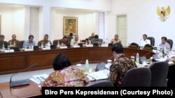 Presiden Joko Widodo dan Wapres Jusuf Kalla memimpin rapat terbatas di Kantor Presiden Jakarta. (Foto: Biro Pers Kepresidenan)