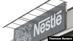 Logo perusahaan makanan dan minuman Swiss "Nestle" (foto: ilustrasi). 