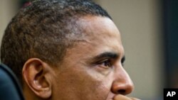 백악관 집무실에서 회의 중인 오바마 대통령