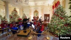 Band militer AS mengadakan pertunjukkan musik di Grand Foyer dalam acara peluncuran dekorasi Natal di Gedung Putih, Washington, 30 November 2020. (Foto: Reuters)