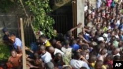 Dans le quartier d'Abobo, à Abidjan, des électeurs en colère du retard dans l'ouverture du bureau de vote au Groupe scolaire Sainte-Jeanne.