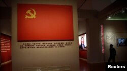 Una bandera del Partido Comunista Chino es mostrada en el Museo Nacional en Beijing, la capital de China. Mayo 16 de 2020.