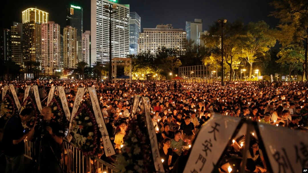 Puluhan ribu warga menghadiri doa bersama untuk memperingati tragedi Tiananmen di Lapngan Victoria, Hong Kong (4/6). (AP/Kin Cheung)