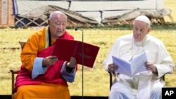 Gabju Demberel Choijamts, izq, abad del monasterio budista Gandantegchinlen en Ulán Bator, se dirige al Papa Francisco durante una reunión con líderes religiosos a unos 15 kilómetros al sur de la capital de Mongolia, Ulán Bator, el 3 de septiembre de 2023. 