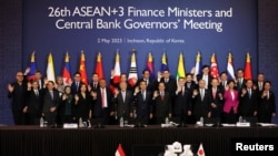Para Menteri Keuangan dan Gubernur Bank Sentral berpose pada sesi foto pertemuan pejabat keuangan ASEAN+3 ke-26 di Incheon, Korea Selatan, Selasa 2 Mei 2023.