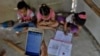 Ilustrasi - Murid-murid SD di desa bukit Temulawak, Yogyakarta, sedang belajar secara online menggunakan ponsel pintar, 8 Mei 2020. (Foto: AFP)