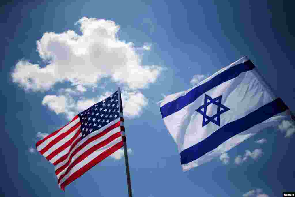 Флаги США и Израиля в Международном аэрпорту Бен-Гурион под Тель-Авивом