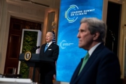 El enviado presidencial especial de EE. UU. para el Clima, John Kerry, escucha al presidente Joe Biden habla a líderes mundiales en la Cumbre Virtual sobre el Clima, en la Casa Blanca, en Washington, el viernes 23 de abril de 2021.