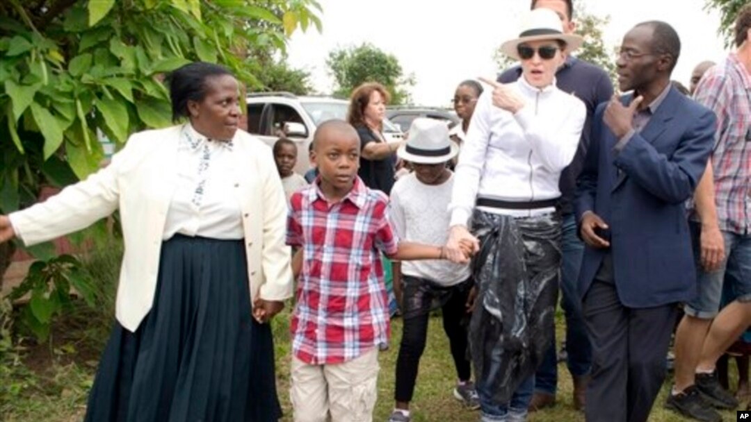 Madonna dalam sebuah kunjungan ke Malawi. (Foto: Dok)