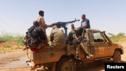 ဆူဒန်လက်နက်ကိုင်အဖွဲ့ဝင်တွေ ကို Omdurman မြို့တွင်းမှာ တွေ့ရစဥ်။ 