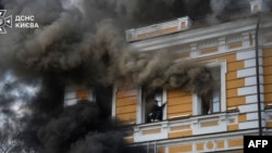 Пожежа у будівлі НАН після російської атаки, Київ, 28 вересня 2026. Фото: ДСНС Києва