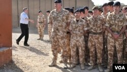 Gordon Brown mengunjungi tentara Inggris di Lashkar Gah, provinsi Helmand, Afghanistan, 6 Maret 2010.