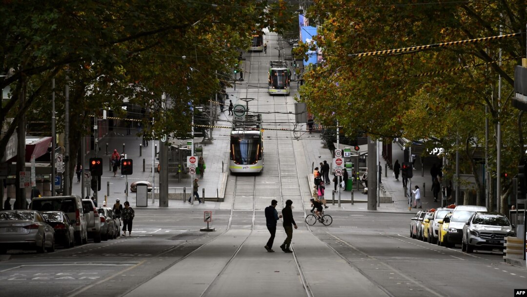 Warga mengunjungi kawasan bisnis di Melbourne saat Australia mulai melonggarkan pembatasan Covid-19 hari Jumat (15/5). 