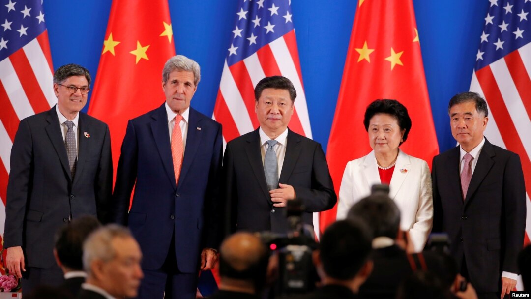 Từ trái sang:Bộ trưởng Tài chính Hoa Kỳ Jack Lew, Ngoại trưởng Hoa Kỳ John Kerry, Chủ tịch Trung Quốc Tập Cận Bình, Phó Thủ tướng Trung Quốc bà Lưu Diên Đông và ông Uông Dương, và Uỷ viên Quốc vụ viện Trung Quốc Dương Khiết Trì chụp ảnh trong buổi lễ khai mạc hội nghị cấp cao hàng năm tại Bắc Kinh, ngày 6 tháng 6 năm 2016.