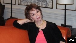 La escritora Isabel Allende se encuentra de gira por EE.UU. presentando su última novela "El juego de Ripper". [Foto: Mitzi Macias, VOA].