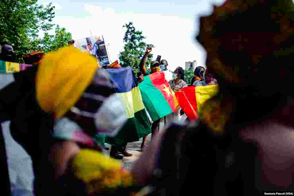 Les participants chantent lors du rassemblement &quot;Africans 4 BLM&quot; à Washington DC, le 14 juin 2020. (VOA/Nastasia Peteuil)