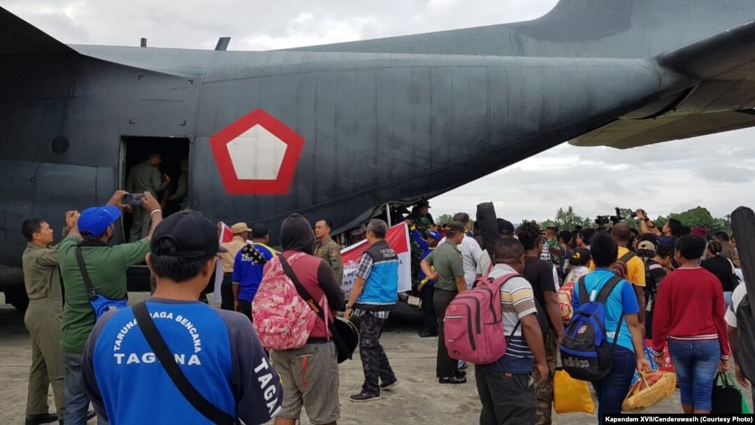 Ratusan pengungsi yang kembali ke Wamena melalui Apron Base Ops Lanud Silas Papare, Rabu, 30 Oktober 2019. (Foto: Kapendam XVII/Cenderawasih)