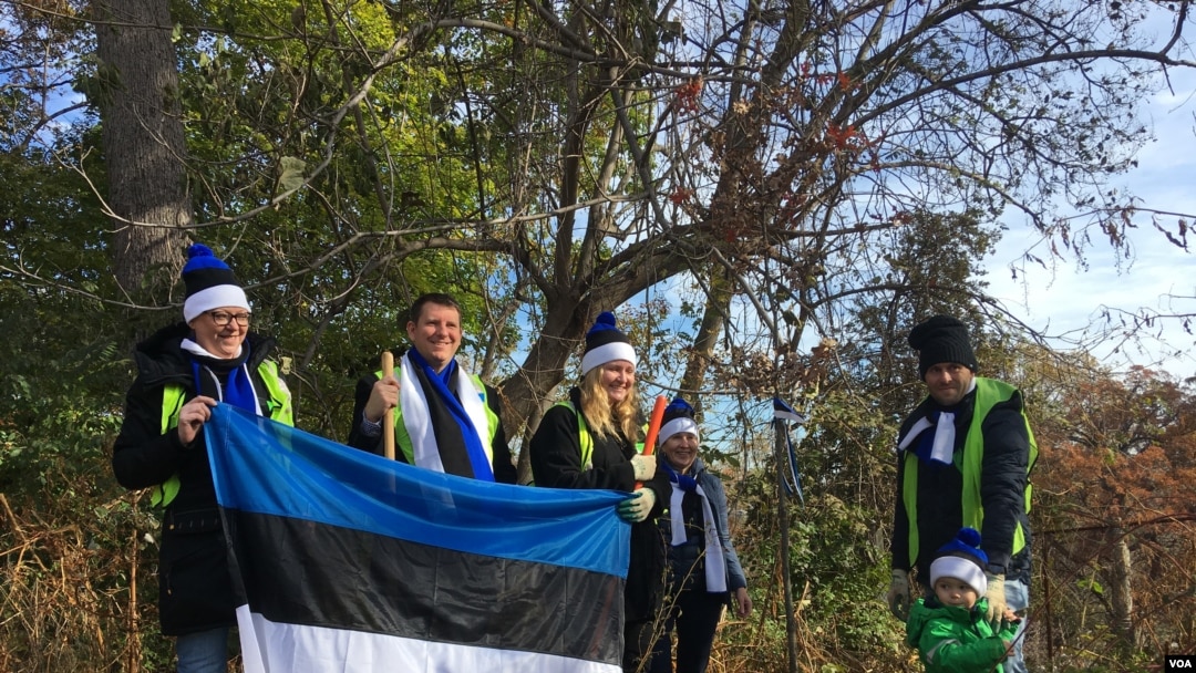 Team Estonia, which participated in the EU representatives' tree-planting effort in Washington, was led by Ambassador Jonatan Vseviov, second from left, and featured Johannas, age 2½, son of Ranner Selge, IT specialist at the embassy. (Natalie Liu/VOA) 
