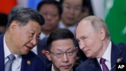 Kineski predsjednik Xi Jinping, lijevo, i ruski predsjednik Vladimir Putin, desno, govore tokom Outreach/BRICS Plus sesije u formatu na samitu BRICS-a u Kazanju, Rusija, 24. oktobra 2024.