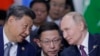 FILE - Presiden China Xi Jinping (kiri), dan Presiden Rusia Vladimir Putin (kanan), berbicara selama sesi format Outreach/BRICS Plus di KTT BRICS di Kazan, Rusia, Kamis, 24 Oktober 2024. (Maxim Shemetov, Pool Photo via AP)