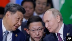 Chủ tịch Trung Quốc Tập Cận Bình (trái) và Tổng thống Nga Vladimir Putin (phải) nói chuyện trong cuộc họp Outreach/BRICS mở rộng tại Thượng đỉnh BRICS ở Kazan, Nga, ngày 24/10/2024.