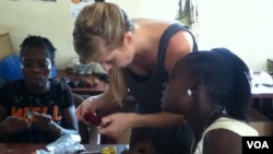 Rikke Clevin Jensen teaching a class to women at the Advocaid office in Freetown, Sierra Leone. (VOA/N.deVries)