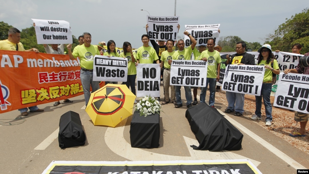 Demonstrasi melawan Lynas Corporation terkait bahaya zat buang radioaktif di pabrik perusahaan di Kuala Lumpur. (Foto: Reuters)