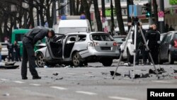 2016年3月15日德国警方在爆炸现场检查损坏的汽车