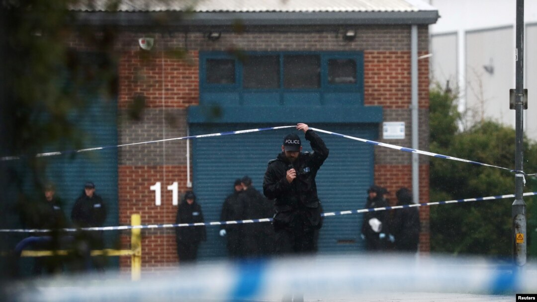 Policija vrši uviđaj na mestu gde je pronađen kamion u Eseksu, u Britaniji.