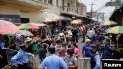 La policía controla la entrada a un plaza del mercado en Tegucigalpa, la capital de Honduras, en medio de la crisis de coronavirus que paralizó las actividades económicas por más de seis meses en 2020.