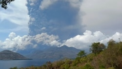 Gunung Lewotobi Laki Laki memuntahkan material vulkanik saat meletus, di Flores Timur, 9 November 2024. (Foto: AP)