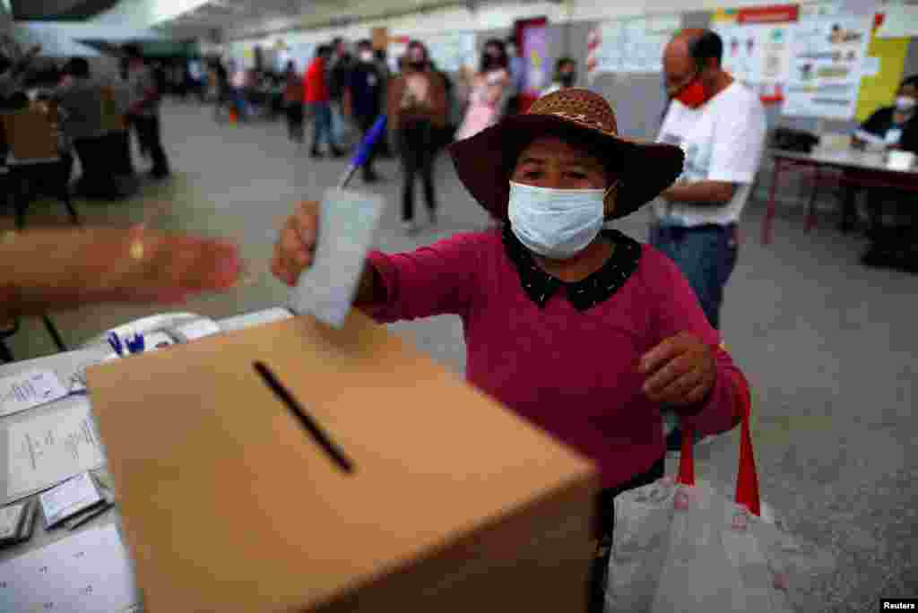 Una residente boliviana que vive en Argentina emite su voto en una escuela p&#250;blica en las elecciones presidenciales de Bolivia, mientras contin&#250;a la propagaci&#243;n de la enfermedad del coronavirus (COVID-19), en Buenos Aires, Argentina.