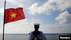 2013年1月17日，一名越南海军士兵在中国南海南沙群岛的柏礁站岗。(路透社)