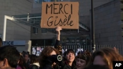 ARCHIVO - Una mujer sostiene un cartel que dice "Gracias Gisele" en una manifestación, el 14 de diciembre de 2024, en Avignon, sur de Francia, donde decenas de hombres fueron juzgados, acusados de violar a Gisèle Pelicot con el consentimiento de su esposo.