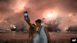 Proslava Nove godine na Kopakabani, u Rio de Žaneiru (Foto: AP/Bruna Prado)