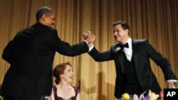 U.S. President Barack Obama shakes hands with comedian Jimmy Kimmel as WHCA President and Reuters correspondent Caren Bohan (C) watches at the White House Correspondents Association annual dinner in Washington, April 28, 2012. 