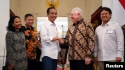 Presiden Joko Widodo berjabat tangan dengan CEO Freeport-McMoRan Richard Adkerson setelah konferensi pers di Istana Negara di Jakarta, 21 Desember 2018 (Foto: Antara/Reuters).