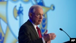 El fiscal general de EE.UU., Jeff Sessions, dijo que el tiroteo en una escuela de Florida que dejó 17 muertos y más de 12 heridos es "una consecuencia trágica" de los fracasos del FBI.