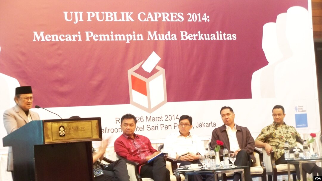 BJ Habibie saat memaparkan dukungannya terhadap kalangan muda untuk memimpin negara, dalam acara diskusi "Mencari pemimpin muda berkualitas" di Habibie Center, Jakarta, Rabu, 26 Maret 2014 (VOA/Iris Gera)
