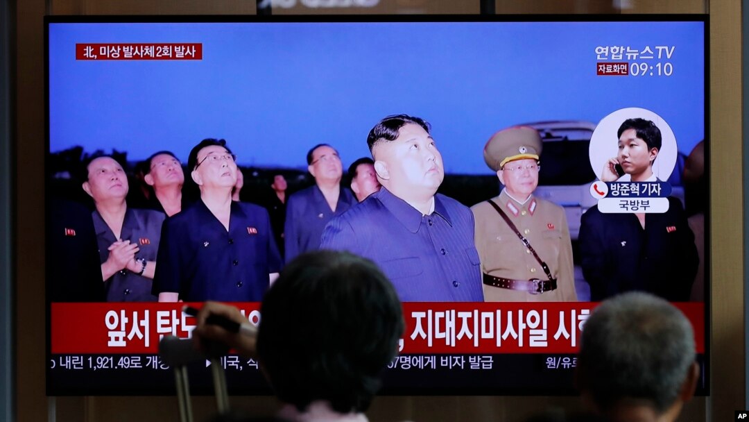 People watch a TV news program reporting about North Korea's firing projectiles with a file image of North Korean leader Kim Jong Un at the Seoul Railway Station in Seoul, South Korea, Aug. 16, 2019.