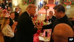 9月24日美国总统唐纳德·特朗普(Donald Trump)在白宫国宴上款待中国国家主席习近平。与两位领导人同桌的包括SpaceX首席执行官埃隆·马斯克(Elon Musk)、英伟达首席执行官黄仁勋(Jensen Huang)、AMD首席执行官苏姿丰(Lisa Su)以及苹果执行董事长蒂姆·库克(Tim Cook)。