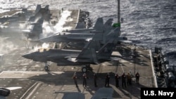 7월 8일 환태평양 훈련(RIMPAC) 기간 중 니미츠급 항공모함 USS 시어도어 루즈벨트 선상에 전투기들이 대기하고 있다.