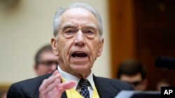 Senator Chuck Grassley, politisi Partai Republik AS dari Iowa, memberi kesaksian dalam sebuah rapat dengar pendapat DPR AS di Capitol Hill, 9 Februari 2023. Komite Senat Amerika menuduh Credit Suisse membatasi penyelidikan tentang rekening terkait Nazi. (Foto: Carolyn Kaster/AP)