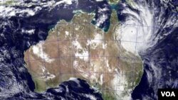Gambar yang diambil oleh NASA ini menunjukkan topan Yasi mendekati Queensland, Australia, Selasa (2/2).