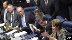 Prezidan Dilma Rousseff (chita, adwat) ki tap defann tèt li nan jounen lendi 29 out 2016 la.